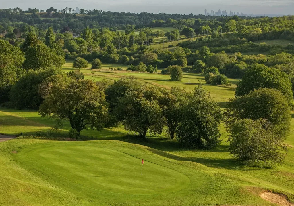 golf-course-green-london-skyline-view