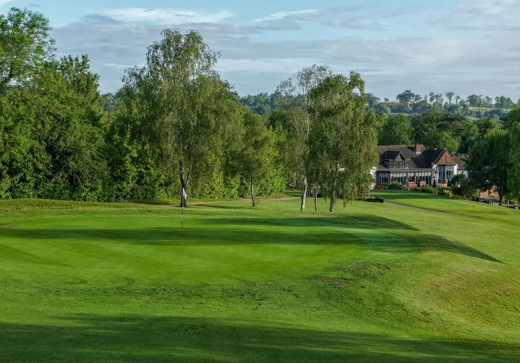 golf-course-putting-green-clubhouse